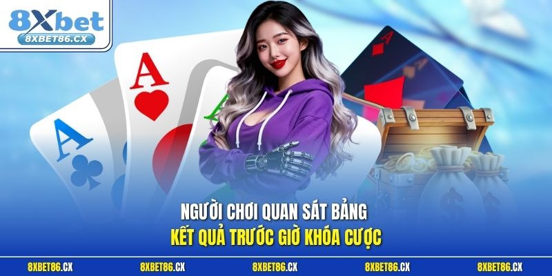 Người chơi quan sát bảng kết quả trước giờ khóa cược